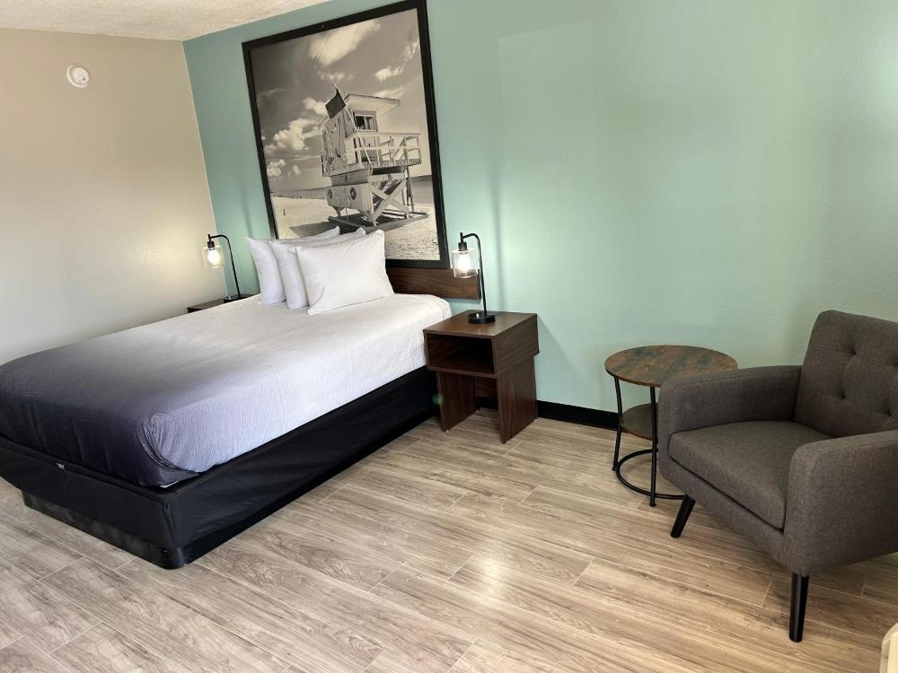 Queen Room with Bath Tub - Mobility Accessible/Non-Smoking interior
